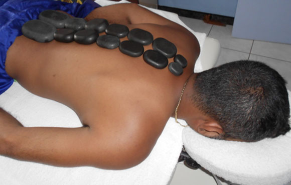 Aux pierres chaudes et aux huiles essentielles